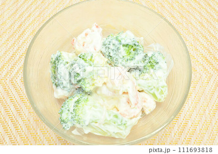えびとブロッコリーのサラダ 111693818
