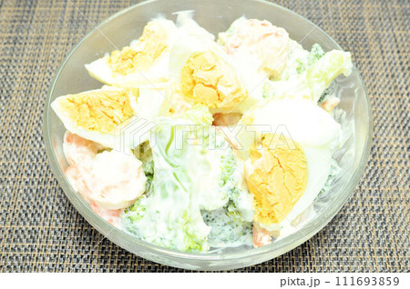 えびとブロッコリーとゆで卵のサラダ 111693859