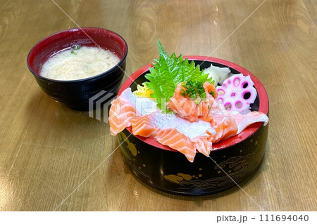 【青森県】海鮮丼(とろサーモン丼と味噌汁) 【青森県】海鮮丼(とろサーモン丼と味噌汁) 111694040
