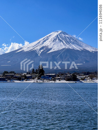 河口湖と富士山 111694086