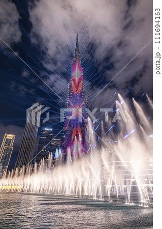 ドバイファウンテンとブルジュ・ハリファの夜景 111694163