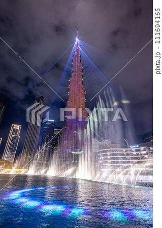 ドバイファウンテンとブルジュ・ハリファの夜景 ドバイファウンテンとブルジュ・ハリファの夜景 111694165