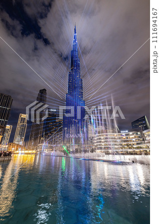 ドバイファウンテンとブルジュ・ハリファの夜景 111694167