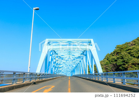 冬の生月大橋　長崎県平戸市 111694252
