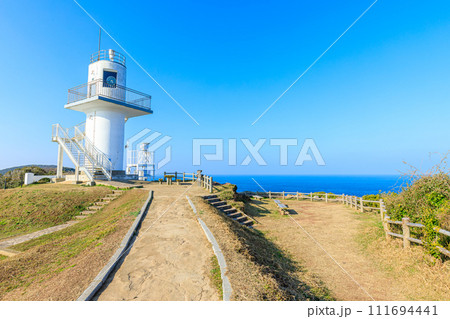 冬の大バエ灯台　長崎県平戸市 111694441