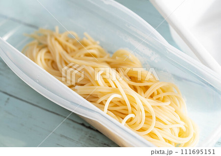 レンジで茹でたパスタ麺 111695151