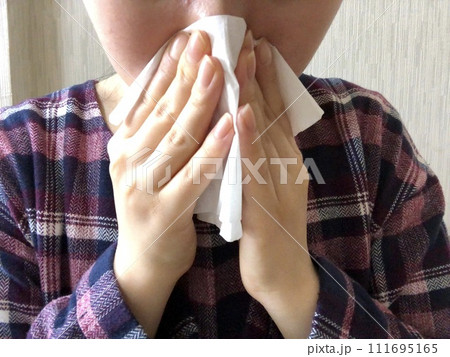 鼻をかむ女性 鼻をかむ女性 111695165