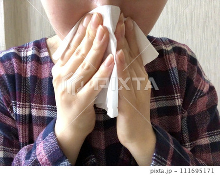 鼻をかむ女性 鼻をかむ女性 111695171