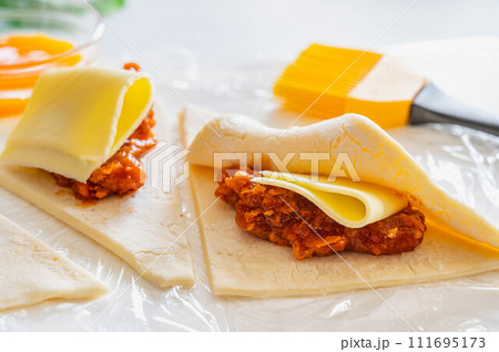 冷凍パイシートに具材を挟む 冷凍パイシートに具材を挟む 111695173