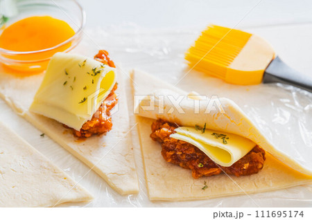 冷凍パイシートに具材を挟む 冷凍パイシートに具材を挟む 111695174