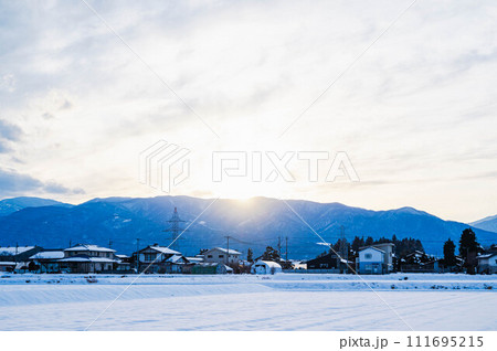 夕暮れ時の雪景色 松本市 夕暮れ時の雪景色 松本市 111695215