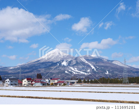 冬の青空と磐梯山 福島県猪苗代町からの眺め 冬の青空と磐梯山 福島県猪苗代町からの眺め 111695281