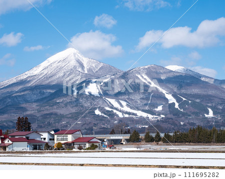 冬の青空と磐梯山　福島県猪苗代町からの眺め 111695282