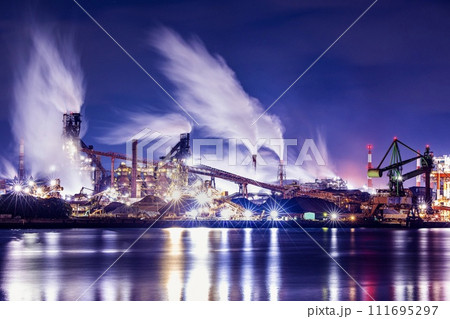 名古屋市、名古屋港9号地南堤から眺める日本製鉄名古屋製鉄所の夜景 名古屋市、名古屋港9号地南堤から眺める日本製鉄名古屋製鉄所の夜景 111695297