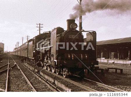 昭和45年 山陰本線C57蒸気機関車 丹波口 京都市 京都府 記録写真 の写真素材 [111695344] - PIXTA