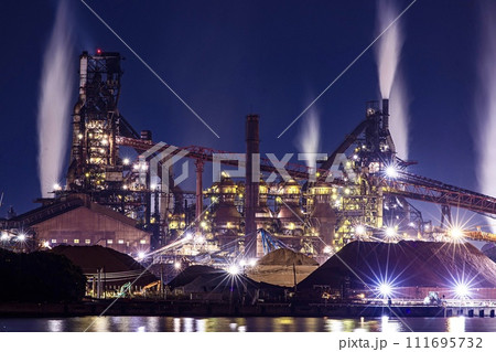 名古屋市、名古屋港9号地南堤から眺める日本製鉄名古屋製鉄所の夜景 名古屋市、名古屋港9号地南堤から眺める日本製鉄名古屋製鉄所の夜景 111695732
