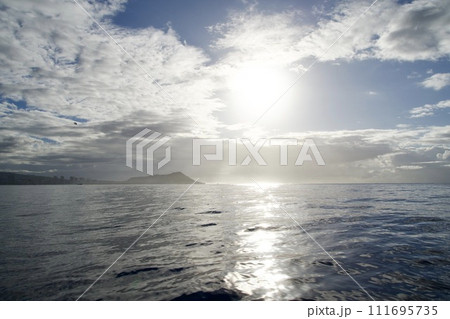 ダイヤモンドヘッドと海と太陽の風景 ダイヤモンドヘッドと海と太陽の風景 111695735