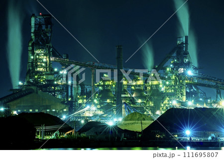 名古屋市、名古屋港9号地南堤から眺める日本製鉄名古屋製鉄所の夜景 111695807