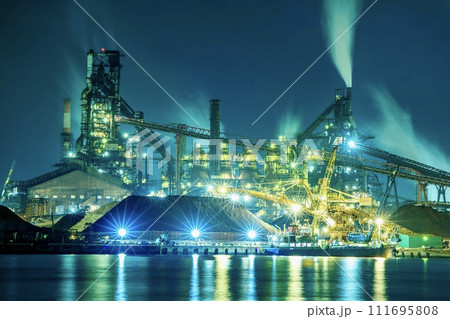 名古屋市、名古屋港9号地南堤から眺める日本製鉄名古屋製鉄所の夜景 111695808