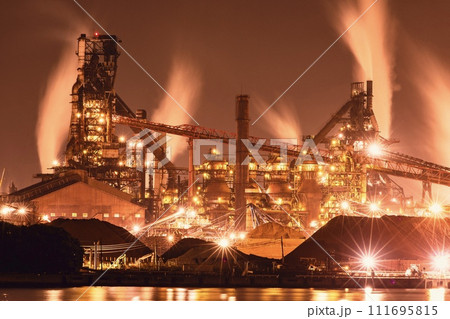 名古屋市、名古屋港9号地南堤から眺める日本製鉄名古屋製鉄所の夜景 111695815