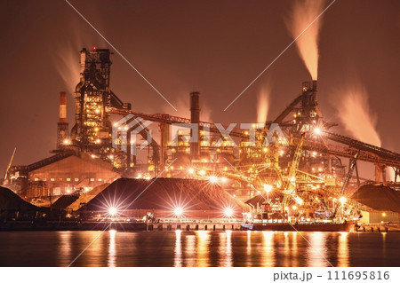 名古屋市、名古屋港9号地南堤から眺める日本製鉄名古屋製鉄所の夜景 名古屋市、名古屋港9号地南堤から眺める日本製鉄名古屋製鉄所の夜景 111695816