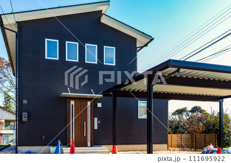 新築住宅　カーポートのあるデザイン住宅 111695922