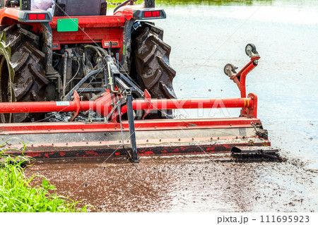 農業機械　トラクター　田植えの準備 111695923