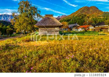 秋の風景＿大山と茅葺屋根の小屋 111695924