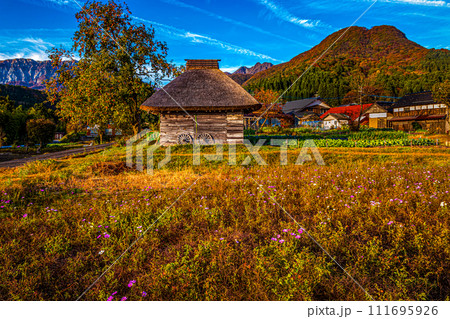 秋の風景＿大山と茅葺屋根の小屋 111695926
