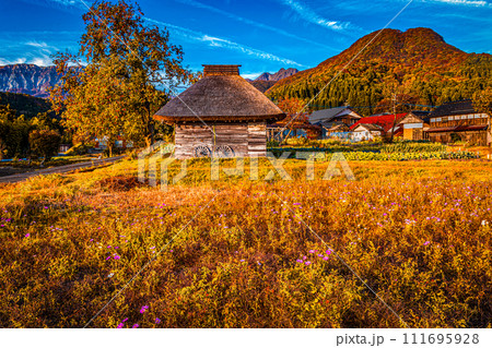 秋の風景＿大山と茅葺屋根の小屋 111695928