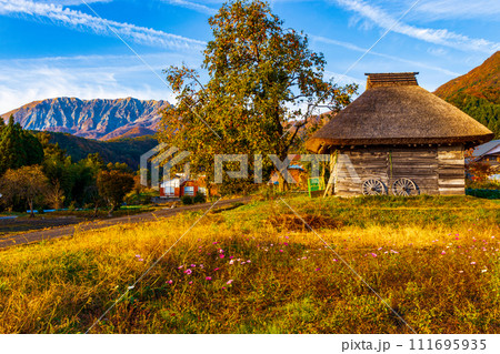 秋の風景＿大山と茅葺屋根の小屋 111695935