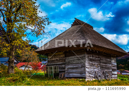 茅葺屋根の小屋 茅葺屋根の小屋 111695990