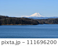 狭山湖の湖畔より望む冠雪の富士山 111696200
