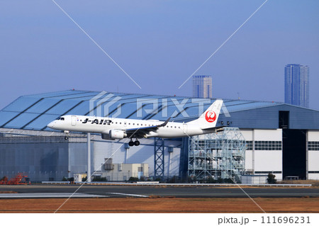 大阪国際空港 JAL 飛行機 着陸態勢 スカイパーク 大阪国際空港 JAL 飛行機 着陸態勢 スカイパーク 111696231