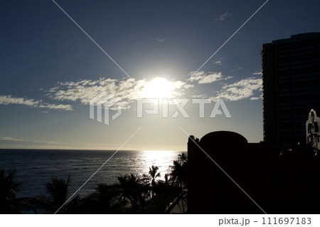 太陽とワイキキの海の風景 111697183