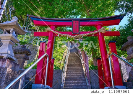 神奈川県横須賀市秋谷の久留和熊野神社の赤い鳥居をR134号から見る 神奈川県横須賀市秋谷の久留和熊野神社の赤い鳥居をR134号から見る 111697661