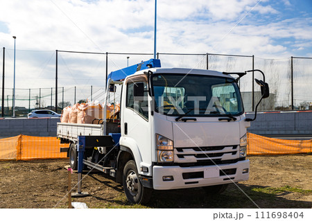 中型トラック　アウトリガクレーン 111698404