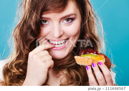 Smiling cute woman holds fruit cake in hand 111698567