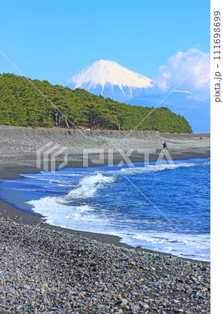 静岡県静岡市、三保の松原と富士山の風景 111698699