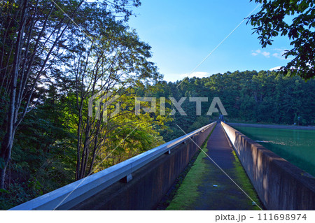 笹流バットレスダムの美しき湖面 111698974