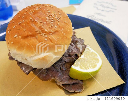 シチリア島のストリートフード　パニーノ・コン・ミルツァ　(panino con la milza) 111699030