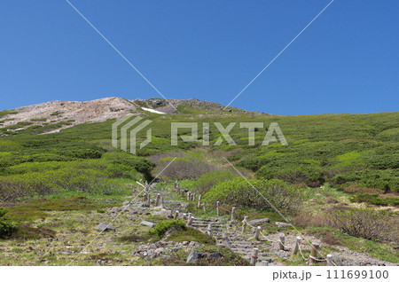 白山室堂平からの御前峰の眺め 111699100