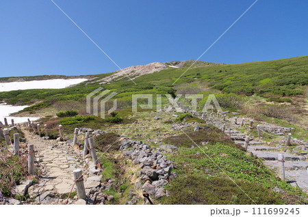 白山室堂平からの御前峰の眺め 111699245