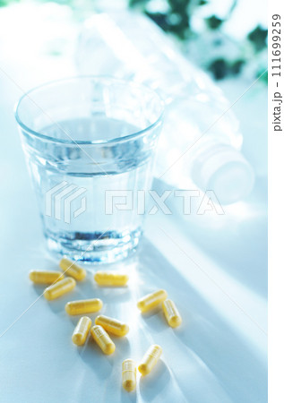 サプリメントとミネラルウォーター 111699259