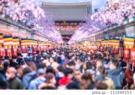 日本の東京都市景観 驚愕の人出…コロナ禍前をこえる外国人観光客で賑わう浅草寺…新時代へ=2月18日 日本の東京都市景観 驚愕の人出…コロナ禍前をこえる外国人観光客で賑わう浅草寺…新時代へ=2月18日 111699353