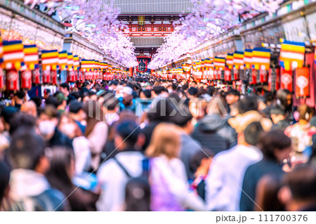 日本の東京都市景観 驚愕の人出…コロナ禍前をこえる外国人観光客で賑わう浅草寺…新時代へ=2月18日 日本の東京都市景観 驚愕の人出…コロナ禍前をこえる外国人観光客で賑わう浅草寺…新時代へ=2月18日 111700376