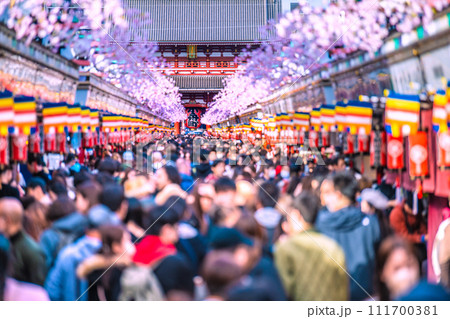 日本の東京都市景観 驚愕の人出…コロナ禍前をこえる外国人観光客で賑わう浅草寺…新時代へ=2月18日 日本の東京都市景観 驚愕の人出…コロナ禍前をこえる外国人観光客で賑わう浅草寺…新時代へ=2月18日 111700381