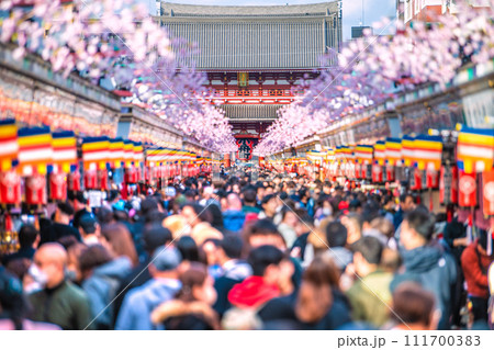 日本の東京都市景観 驚愕の人出…コロナ禍前をこえる外国人観光客で賑わう浅草寺…新時代へ＝2月18日 111700383