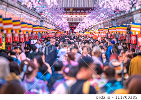 日本の東京都市景観 驚愕の人出…コロナ禍前をこえる外国人観光客で賑わう浅草寺…新時代へ=2月18日 日本の東京都市景観 驚愕の人出…コロナ禍前をこえる外国人観光客で賑わう浅草寺…新時代へ=2月18日 111700385