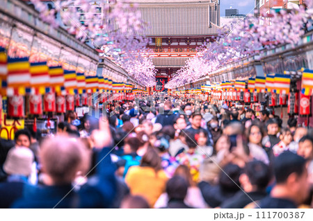 日本の東京都市景観 驚愕の人出…コロナ禍前をこえる外国人観光客で賑わう浅草寺…新時代へ=2月18日 日本の東京都市景観 驚愕の人出…コロナ禍前をこえる外国人観光客で賑わう浅草寺…新時代へ=2月18日 111700387
